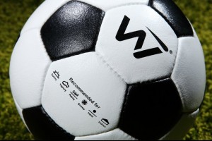 Как самостоятельно починить футбольный мяч